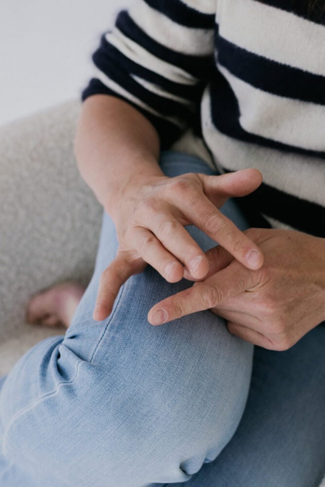 Handen van Margo tijdens een energy healing sessie